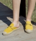 Alpargatas estilo babuchas con suela plana de esparto para mujer en color amarillo mostaza con adorno Gucci cromado oro